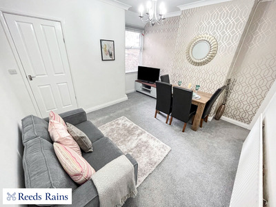 2 bedroom Mid Terrace House for sale