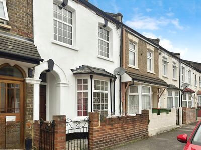 Adine Road, 2 bedroom Mid Terrace House to rent, £1,750 pcm