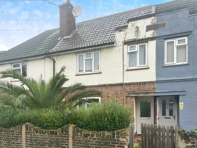 Jenkins Road, 3 bedroom Mid Terrace House to rent, £2,750 pcm