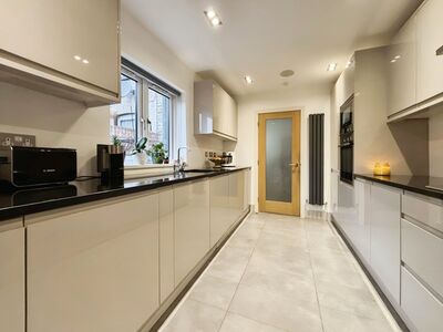 2 bedroom Mid Terrace House for sale