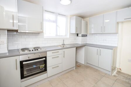 Napier Road, 2 bedroom  Flat to rent, £1,850 pcm