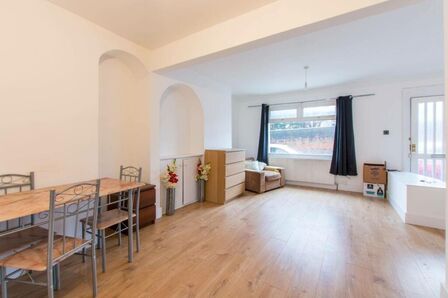 Abbey Road, 4 bedroom Mid Terrace House to rent, £2,250 pcm