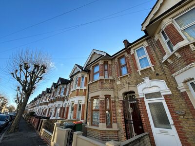 Denbigh Road, 3 bedroom Mid Terrace House to rent, £2,250 pcm