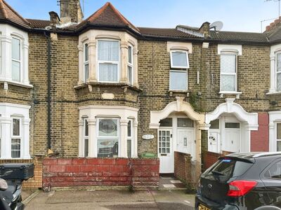 Carson Road, 3 bedroom Mid Terrace Flat for sale, £315,000