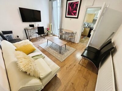 Hollybush Street, 3 bedroom Mid Terrace House to rent, £2,250 pcm