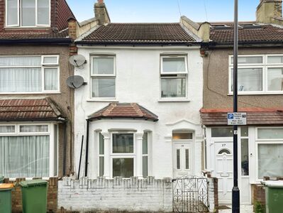 3 bedroom Mid Terrace House to rent