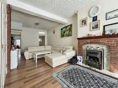 3 bedroom Mid Terrace House for sale