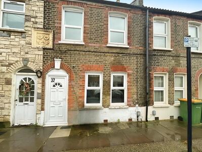 Helena Road, 3 bedroom Mid Terrace House to rent, £2,000 pcm