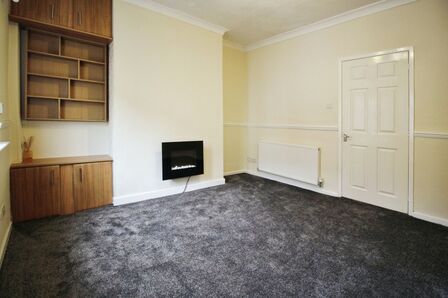 2 bedroom Mid Terrace House to rent