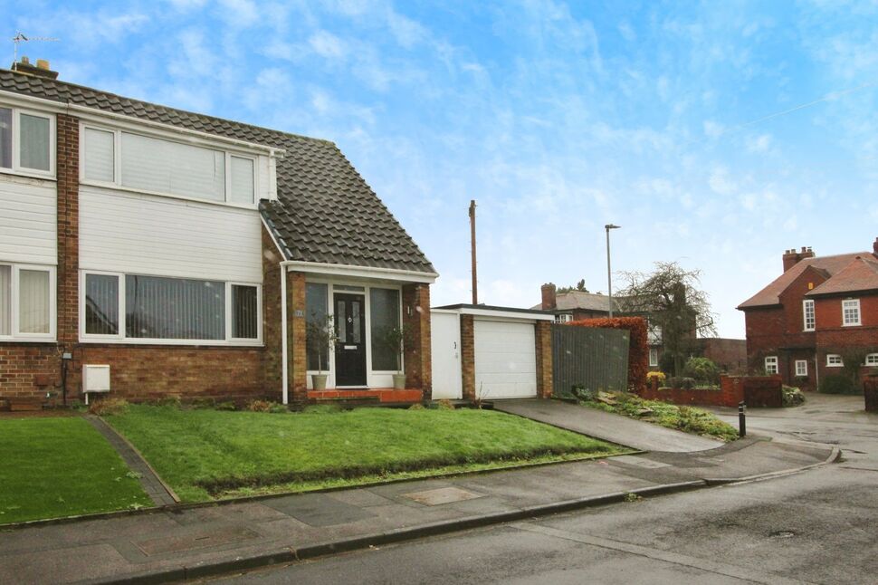 Main image of 3 bedroom Semi Detached House for sale, Ravensmead, Featherstone, West Yorkshire, WF7