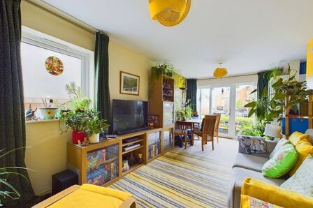 Kingfisher Road, 2 bedroom  Flat for sale, £275,000