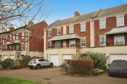 3 bedroom Mid Terrace House for sale