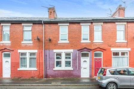 3 bedroom Mid Terrace House to rent