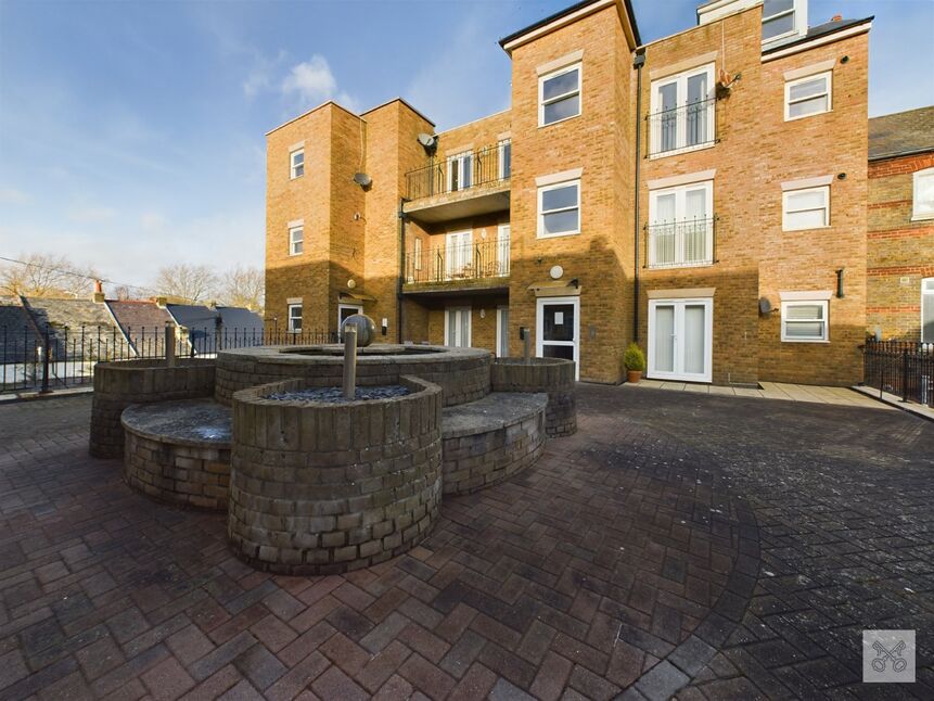 Main image of 2 bedroom  Flat for sale, Victoria Road, Ramsgate, Kent, CT11