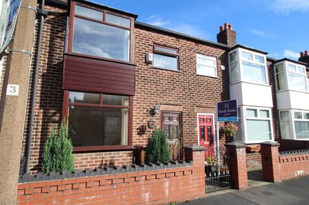 3 bedroom Mid Terrace House for sale