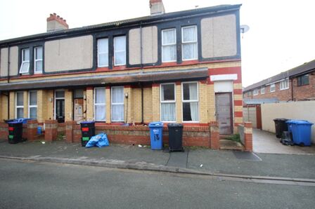 Balmoral Grove, 3 bedroom End Terrace House for sale, £72,000