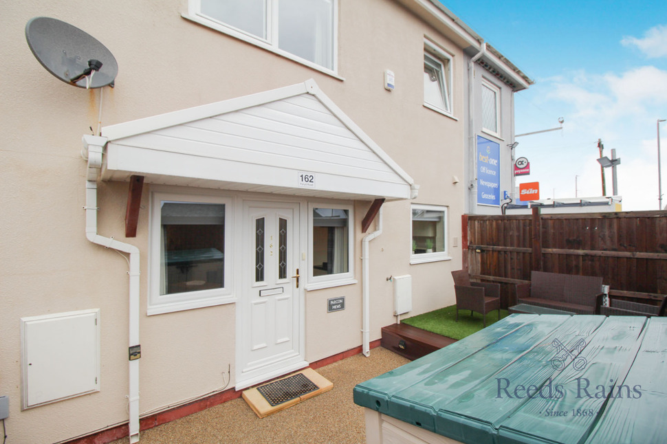 2 bedroom Mid Terrace House for sale