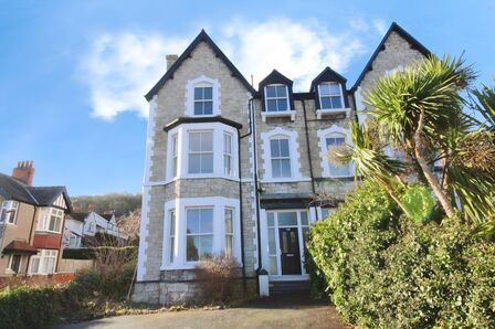 Abergele Road, 2 bedroom Semi Detached Flat to rent, £850 pcm