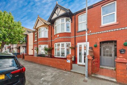 5 bedroom Mid Terrace House for sale