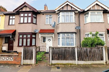 Arthur Road, 3 bedroom Mid Terrace House to rent, £2,000 pcm