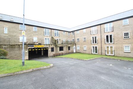 Clough Gardens, 2 bedroom  Flat to rent, £675 pcm