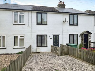 Ferry Road, 2 bedroom Mid Terrace House for sale, £295,000
