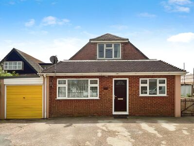 Lydd Road, 4 bedroom Detached House for sale, £400,000