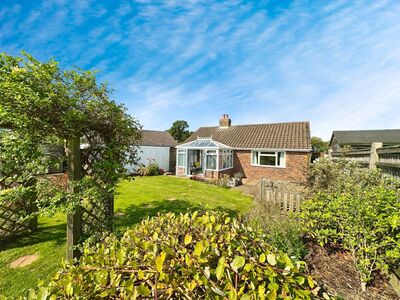 Chestnut Close, 2 bedroom Detached Bungalow for sale, £400,000