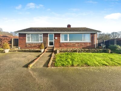 Stone, 2 bedroom Detached Bungalow to rent, £1,250 pcm