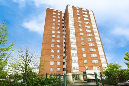 Highclere Avenue, 2 bedroom  Flat to rent, £900 pcm