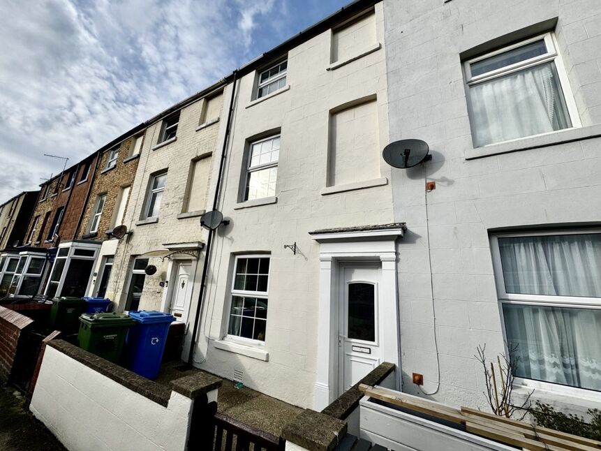 3 bedroom Mid Terrace House for sale