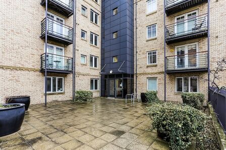 Cross Bedford Street, 1 bedroom  Flat for sale, £80,500