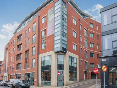 Vicar Lane, 2 bedroom  Flat for sale, £175,000