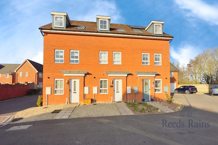 3 bedroom Mid Terrace House for sale