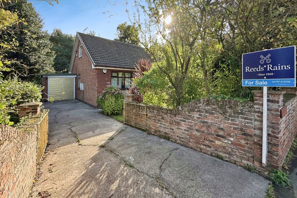 Main image of 4 bedroom Detached Bungalow for sale, High Street, Carlton, Goole, DN14