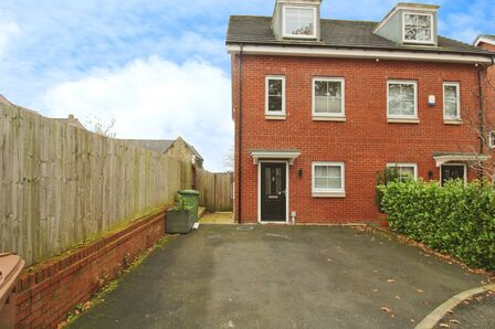 Oakwood Gardens, 4 bedroom Semi Detached House to rent, £1,350 pcm