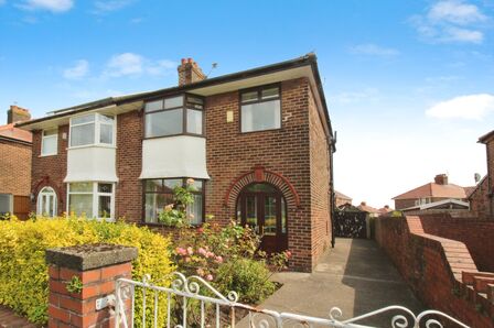 Broadway, 3 bedroom Semi Detached House for sale, £210,000