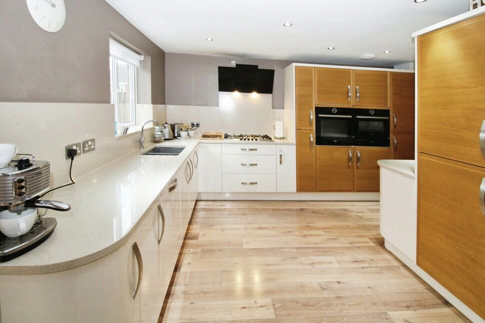 Kitchen / Dining Area