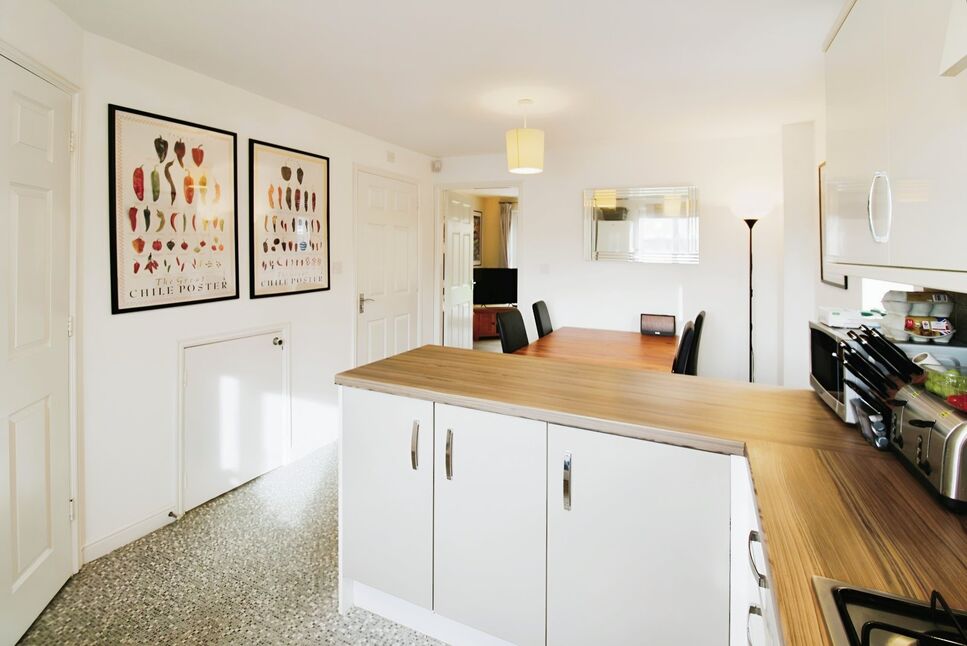 Kitchen / Dining Area