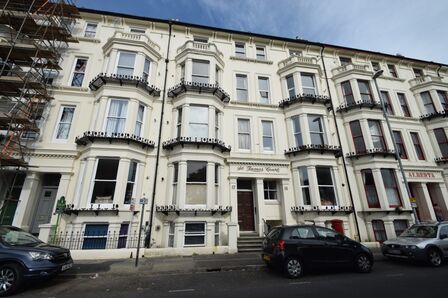 Western Parade, 1 bedroom  Flat to rent, £875 pcm