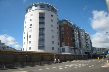 Gunwharf Quays, 2 bedroom  Flat to rent, £1,250 pcm
