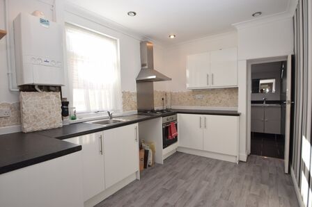 2 bedroom Mid Terrace House to rent