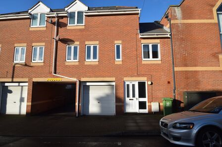 Adair Road, 4 bedroom Mid Terrace House to rent, £1,495 pcm