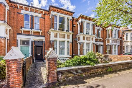 St. Davids Road, 4 bedroom Mid Terrace House for sale, £499,995