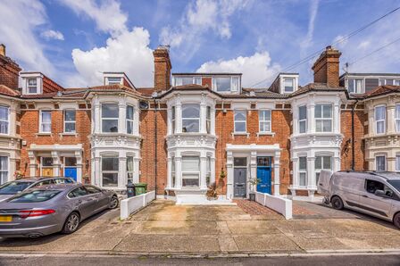 5 bedroom Mid Terrace House for sale