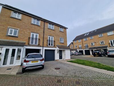 Centurion Gate, 3 bedroom Semi Detached House to rent, £1,650 pcm