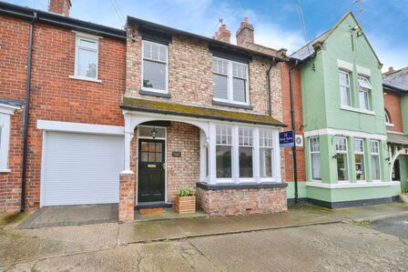 3 bedroom Mid Terrace House for sale