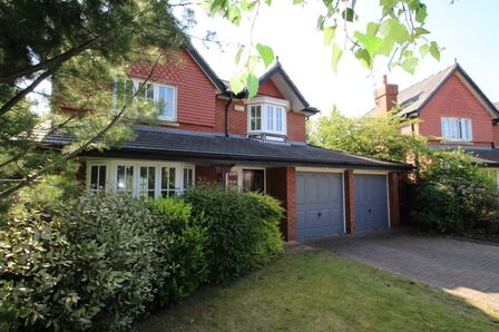 Queensbury Close, 4 bedroom Detached House to rent, £2,500 pcm