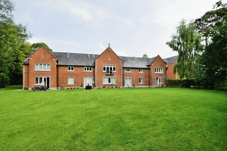 Altrincham Road, 2 bedroom  Flat for sale, £275,000