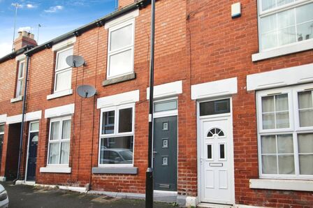 2 bedroom Mid Terrace House to rent